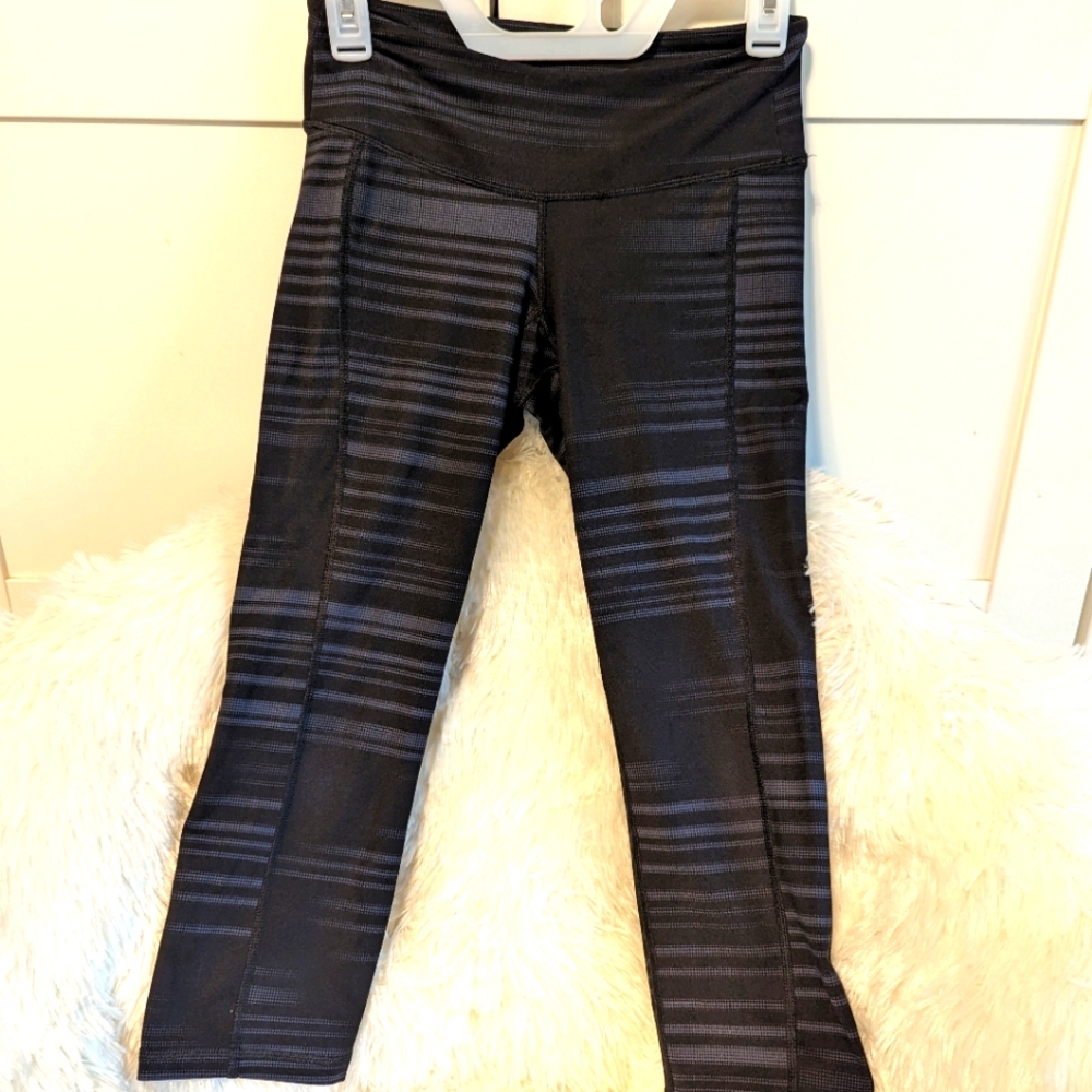 Old Navy, women's/Jr black cropped leggings, size small
